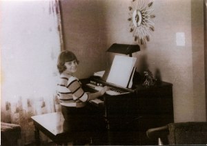 The organ bench came with two wooden pegs which would prop the bench lid up...so I could reach the pedals better.